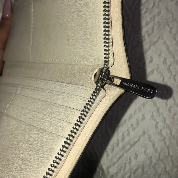 Micheal kors full Wallet - Picture 8 of 8